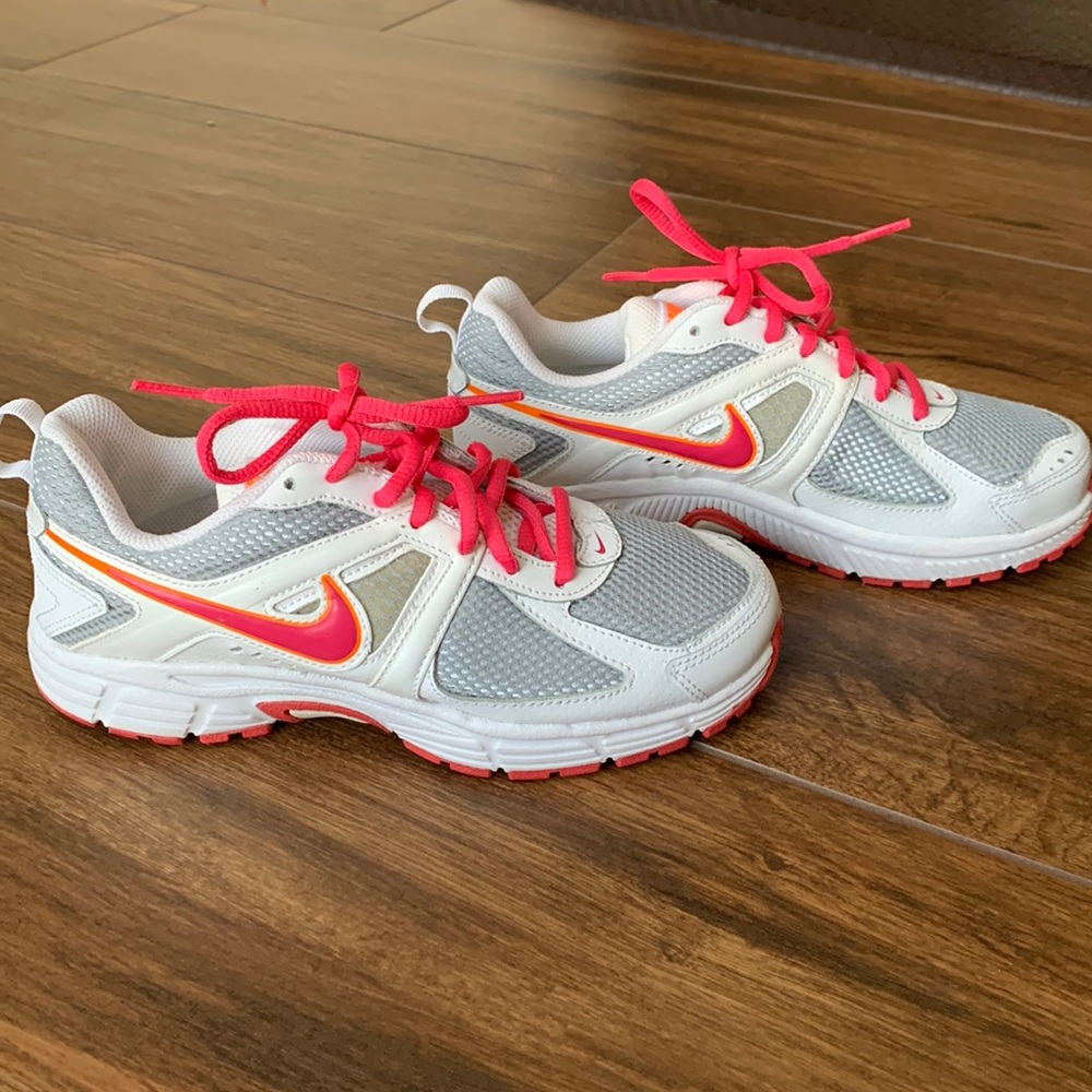 NWOT Nike girls sneakers